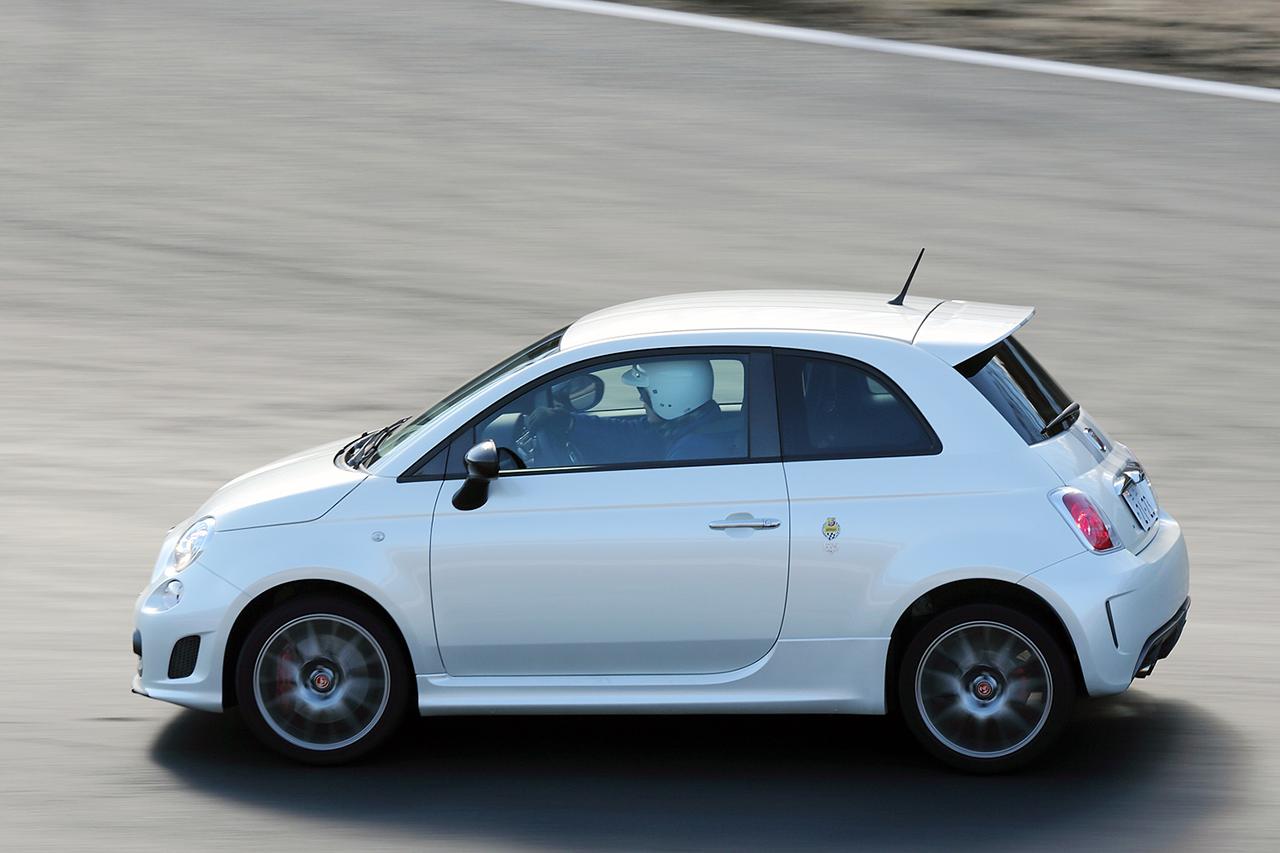 画像: 2012年に限定販売されて即完売した、フェラーリとのコラボモデルの695 トリブート フェラーリ。これのみ左ハンドルで、サウンドも最高!