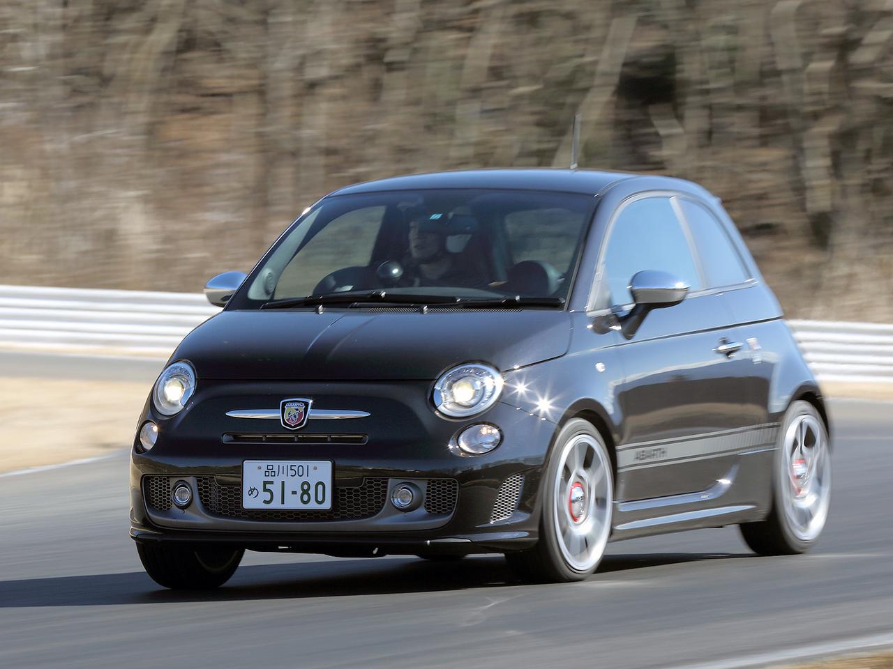 アバルト595は、1.4L直4ターボとKONI製足まわりにより痛快な