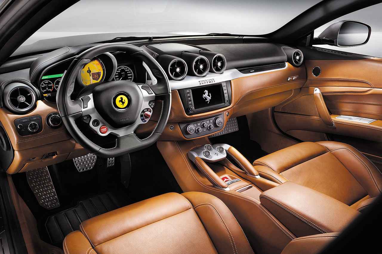 画像: 7速AMTはパドルシフトで変速する。ハンドルには走行モードを選択できるマネッティーノのスイッチが備わる。