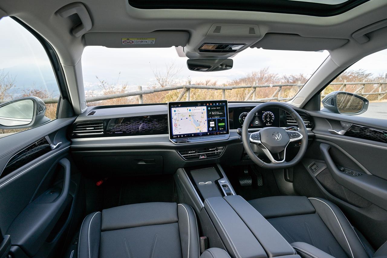 画像: センターディスプレイは新型ゴルフよりも大きな15インチを採用。ソフトパットを多用した上質なしつらえはさすがパサート。