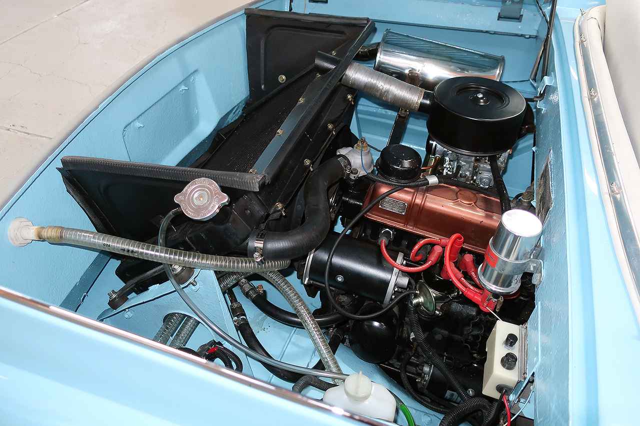 画像: リアのエンジンフードは左ヒンジで横に開く。コンパクトなエンジンの後ろに備わる（写真左側）ラジエターはシュラウドに覆われている。