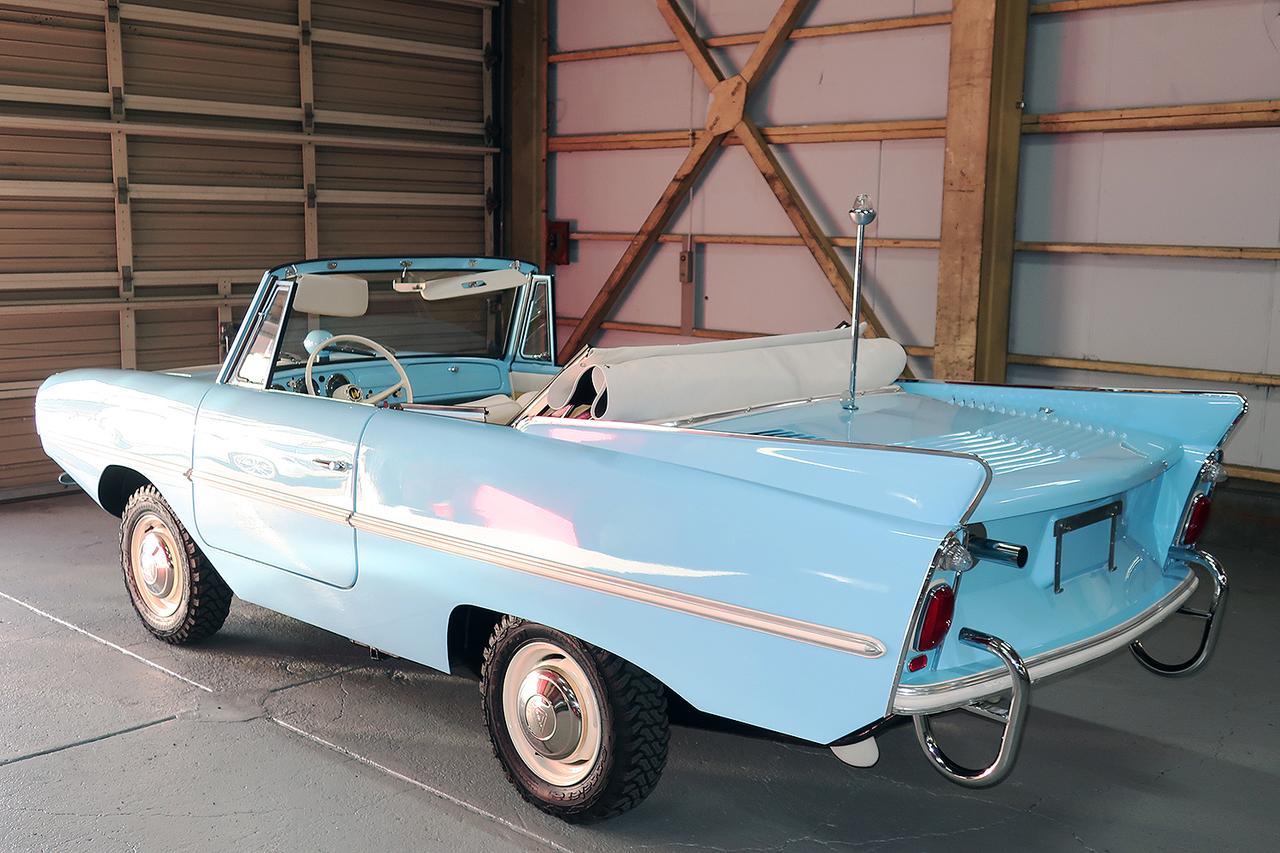 画像: テールフィンのリアスタイルは1950〜1960年代のアメリカ車を彷彿とさせる。リアリッド上のポールには水上走行時に旗を立てて使用したようだ。