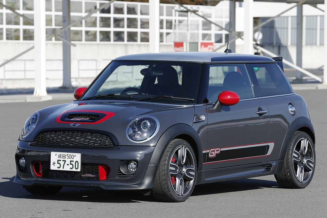 画像: ボディカラーは写真のサンダーグレーメタリックのみ。タイヤはJCW専用に開発されたというクムホ エクスタV700を軽量のアルミホイールに装着。