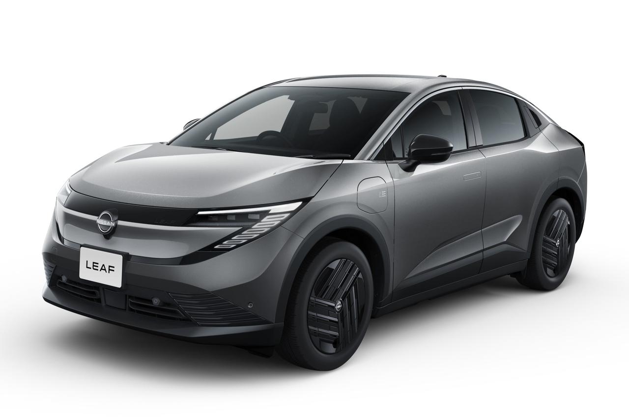 画像: クーペのように流れるルーフラインと張り出したフェンダーが、従来型リーフとは異なるクロスオーバーらしい力強いシルエットを形作っている。
