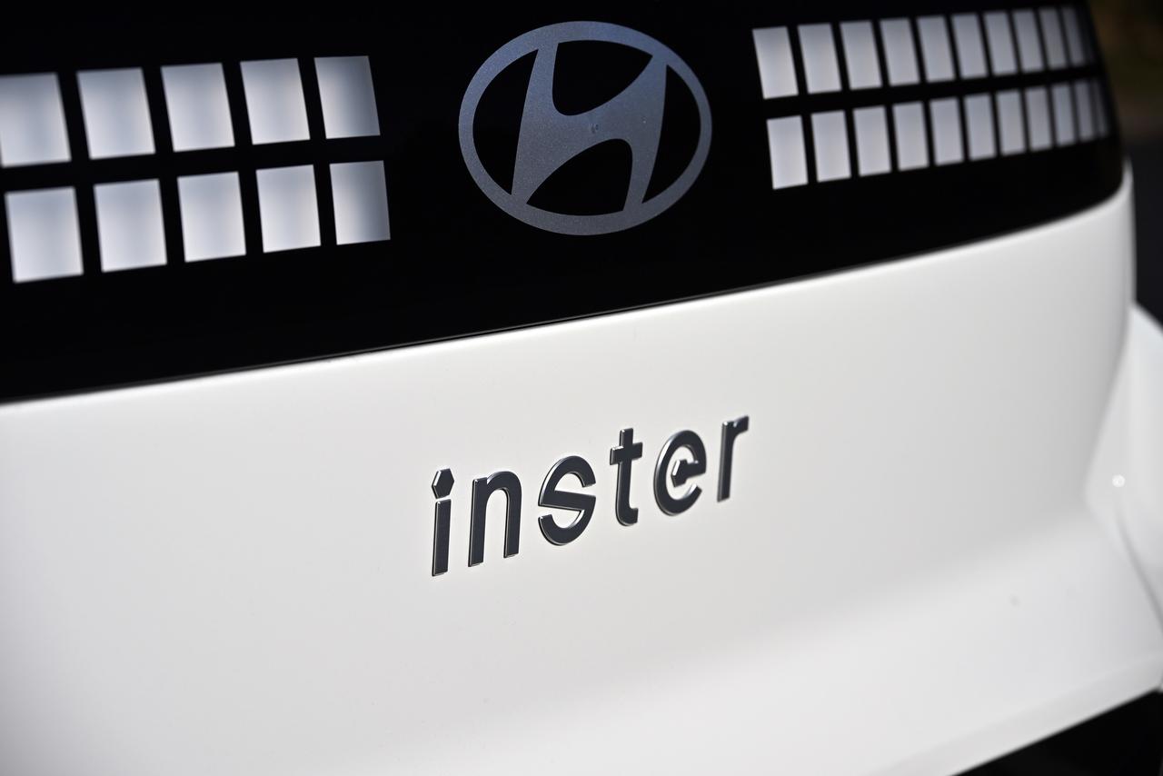 画像: インスタークロスのリアドアに装着されるエンブレムには、INSTERが貼られている。CROSSの表記がどこにもないので、カジュアルやラウンジと同じくクロスはグレードのひとつというポジションだ。