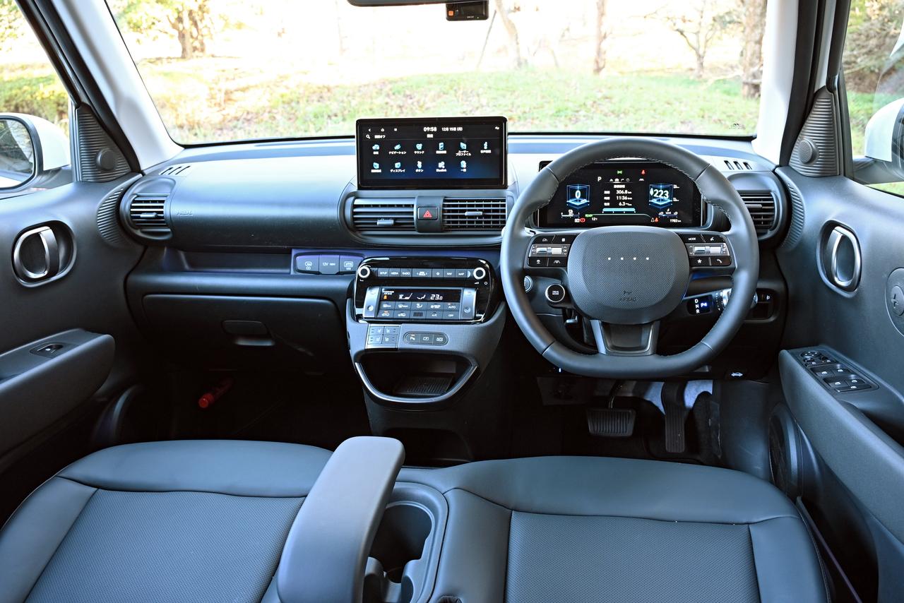 画像: インテリアにインスターとインスタークロスの違いは見られない。ナビやシートヒーター、バックモニターなどのADASもコンパクトクラスのレベルを超えた充実した装備類が魅力となっている。