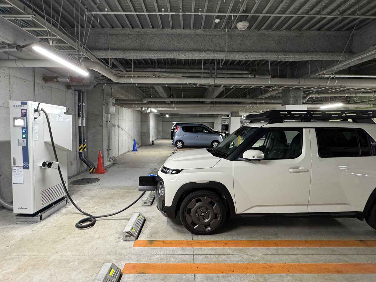 画像: フロントバンパーに急速&普通充電口が用意されているので、このような充電スタンドではフロント側から駐車することになる。