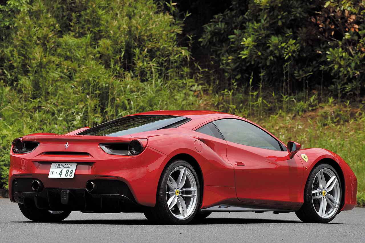 画像: テールランプは伝統の丸型。その内側はエアアウトレットになっている。アンダーボディやリアディフューザーなどで空力性能を向上。