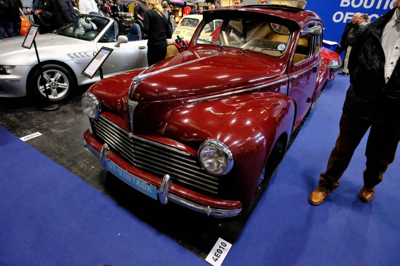 画像: ちょいふるプジョー（406スポーツ）のオーナーとしては、やはりプジョーの旧車が気になった。こちらは実にエレガントなスタイルを持つ、203（1951年式）。1万8900ユーロ。