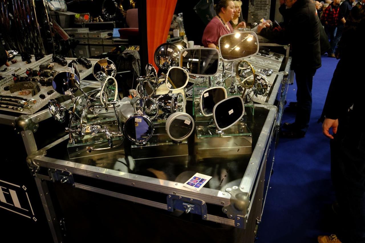 画像: ミラーだらけ。パーツ村はどこもこんな感じ。