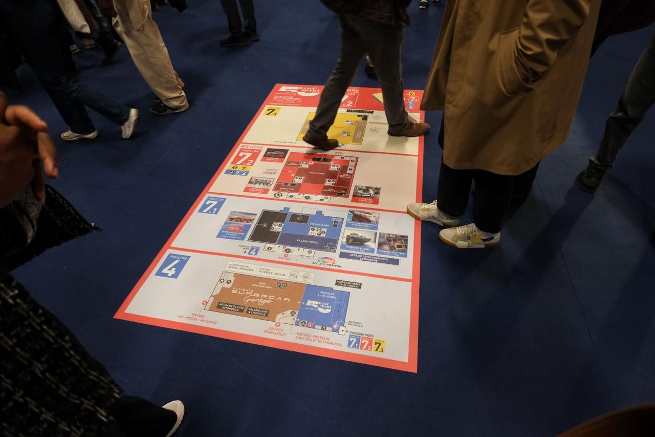 画像: 床に配置された会場全体図。広すぎて、時に迷子になりそうだった。