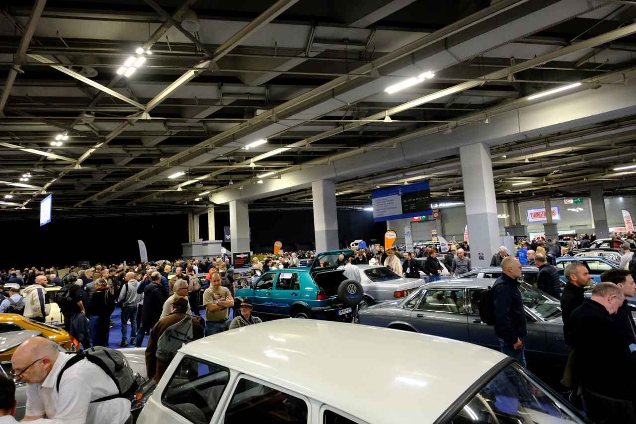 画像: ホール4のお買い得車コーナー（勝手に命名）。幕張メッセのホール2つ分くらいのスペースがありそう。凄い人。掘り出し物も多数。