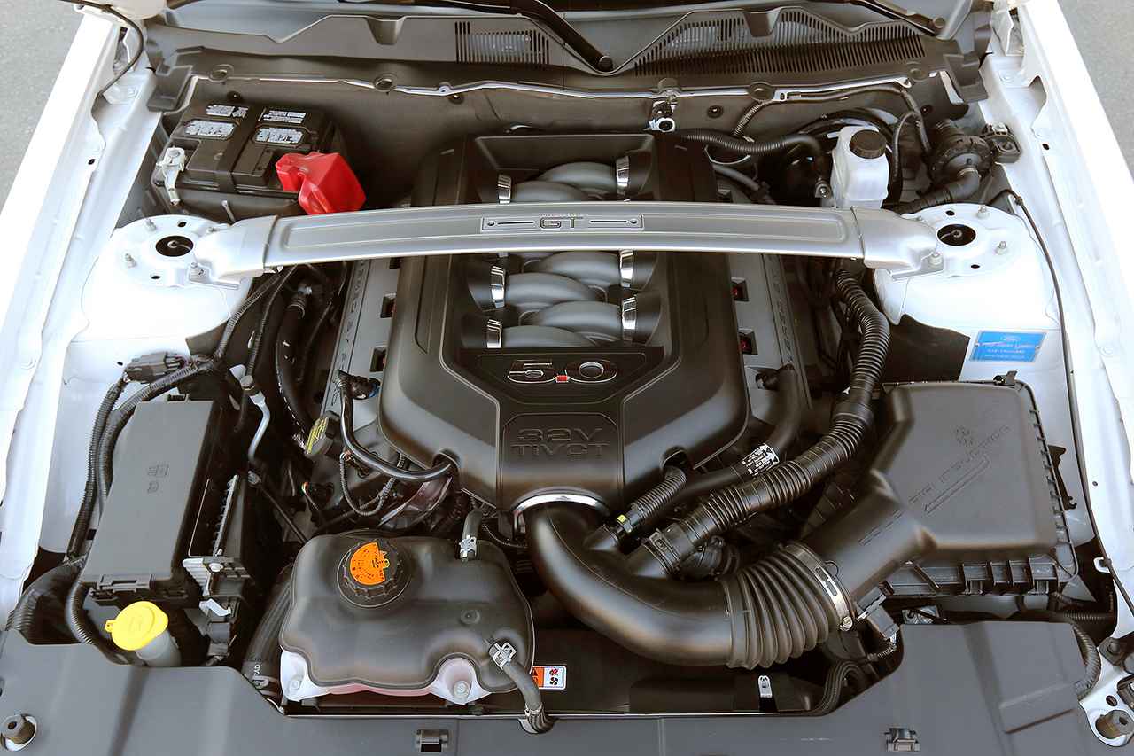 画像: いまやフォードのV8エンジンはDOHCに。426ps／529Nmという大パワー&トルクが豪快な走りをもたらす。