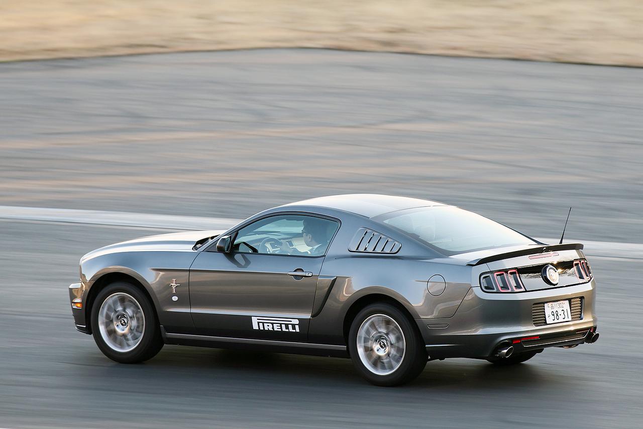 画像: 309ps／38.7kgmを発生する3.7LのV6を搭載したクーペはV8よりフロントが軽く、軽快なハンドリングを見せる。