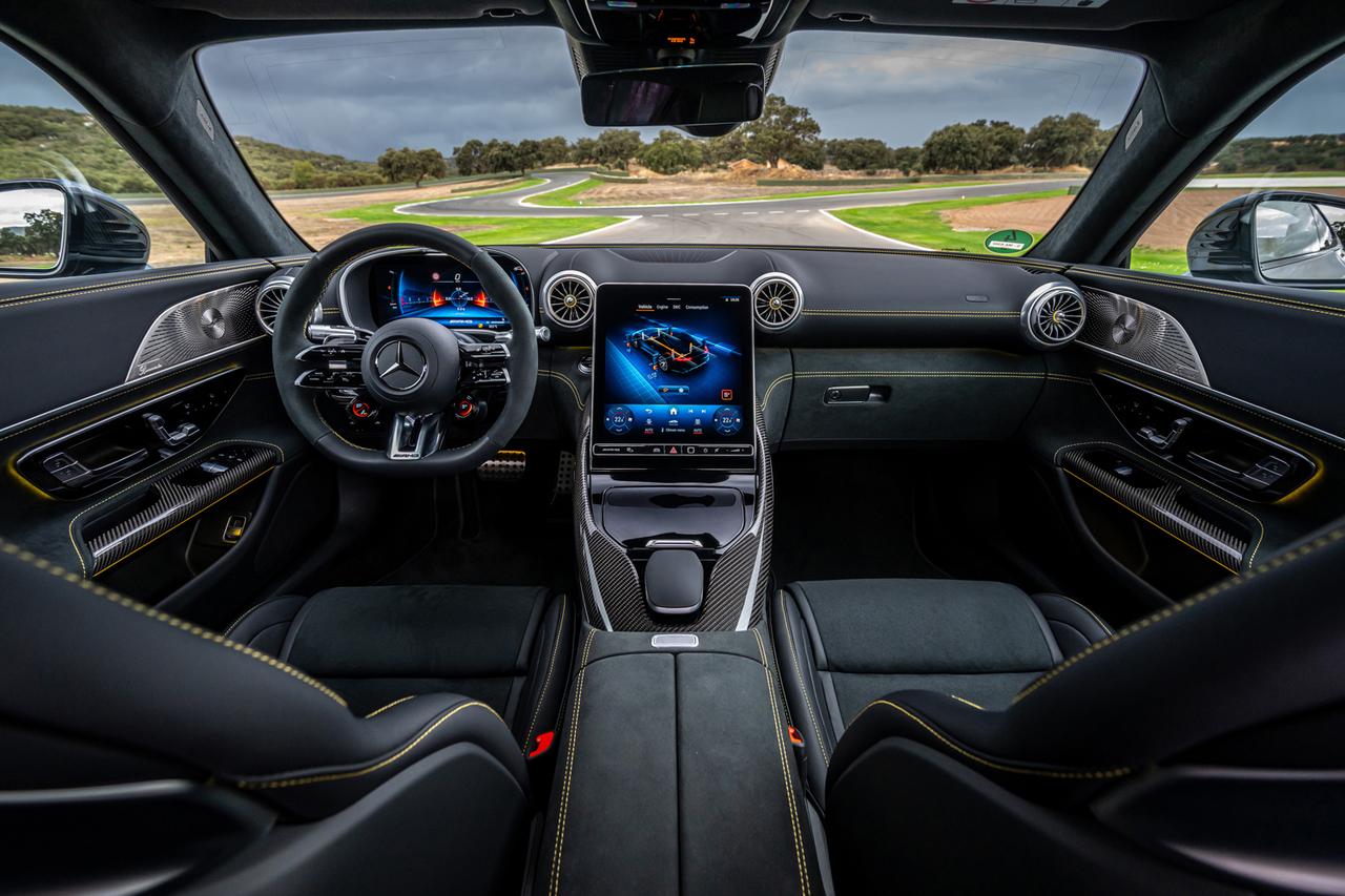 画像: インテリアはラグジュアリー感に満ちたもので、公道走行時にも満足できそうだ。