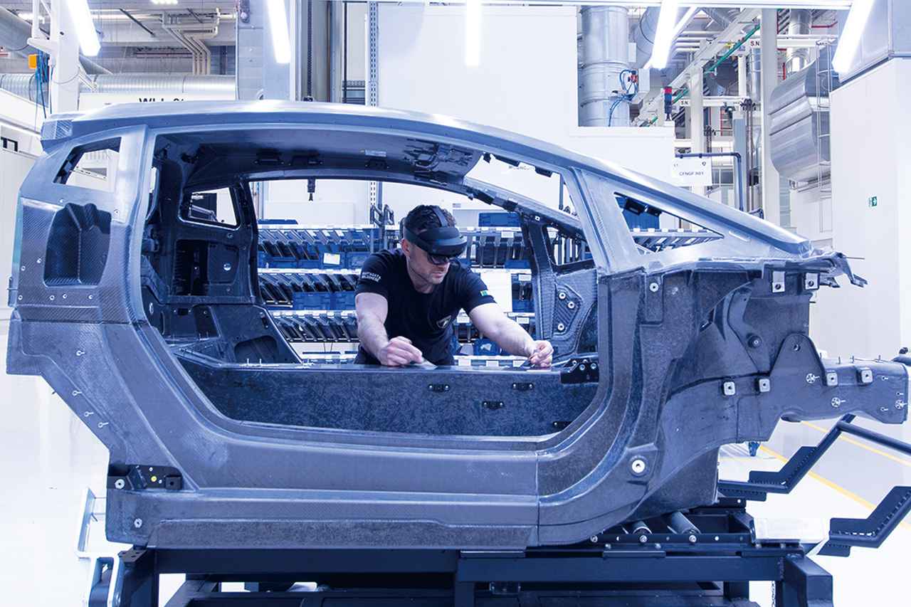 画像: レヴエルトのCFRP製モノコックの生産台数は1日当たり9台分。手作業なだけに容易には数を増やせないのだ。