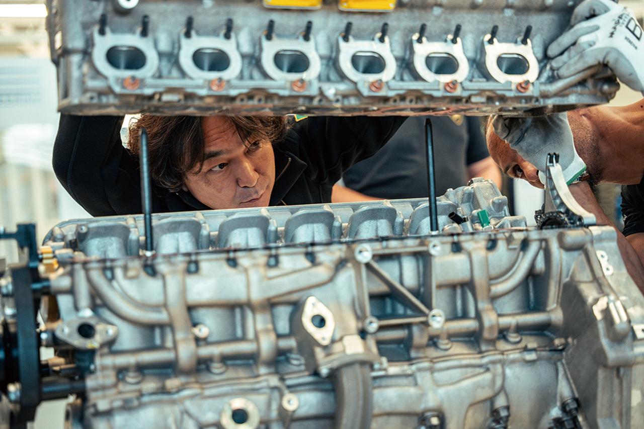 画像: 恐れ多くもV12ユニットの組み立てに参加した。慎重に位置決めして、吊り下げられたシリンダーヘッドを下ろしていく。