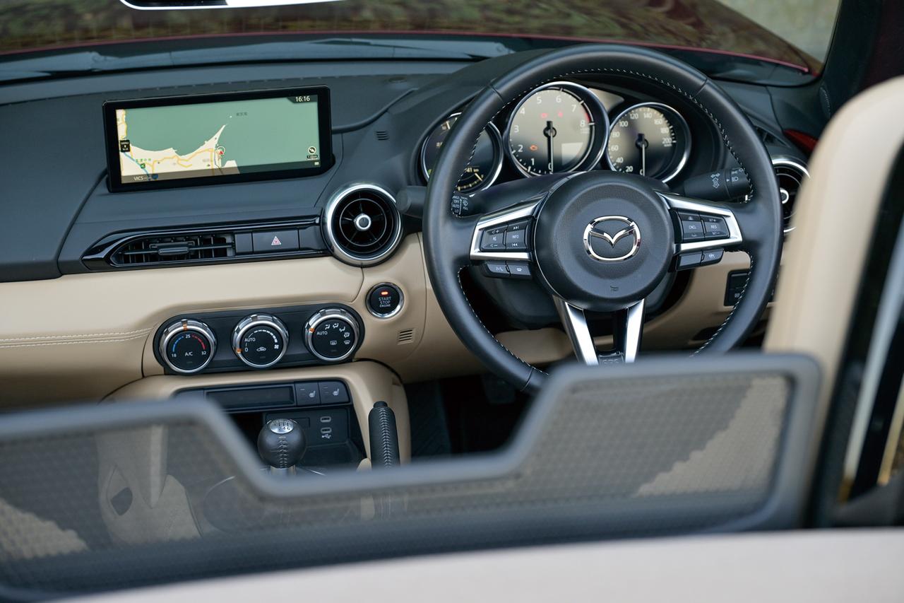 画像: 現行型では3眼式のメーターを採用。右から速度計、回転計、カラー液晶のマルチインフォメーションディスプレイと並ぶ。エアコンの操作スイッチや吹き出し口も円形で統一されている。