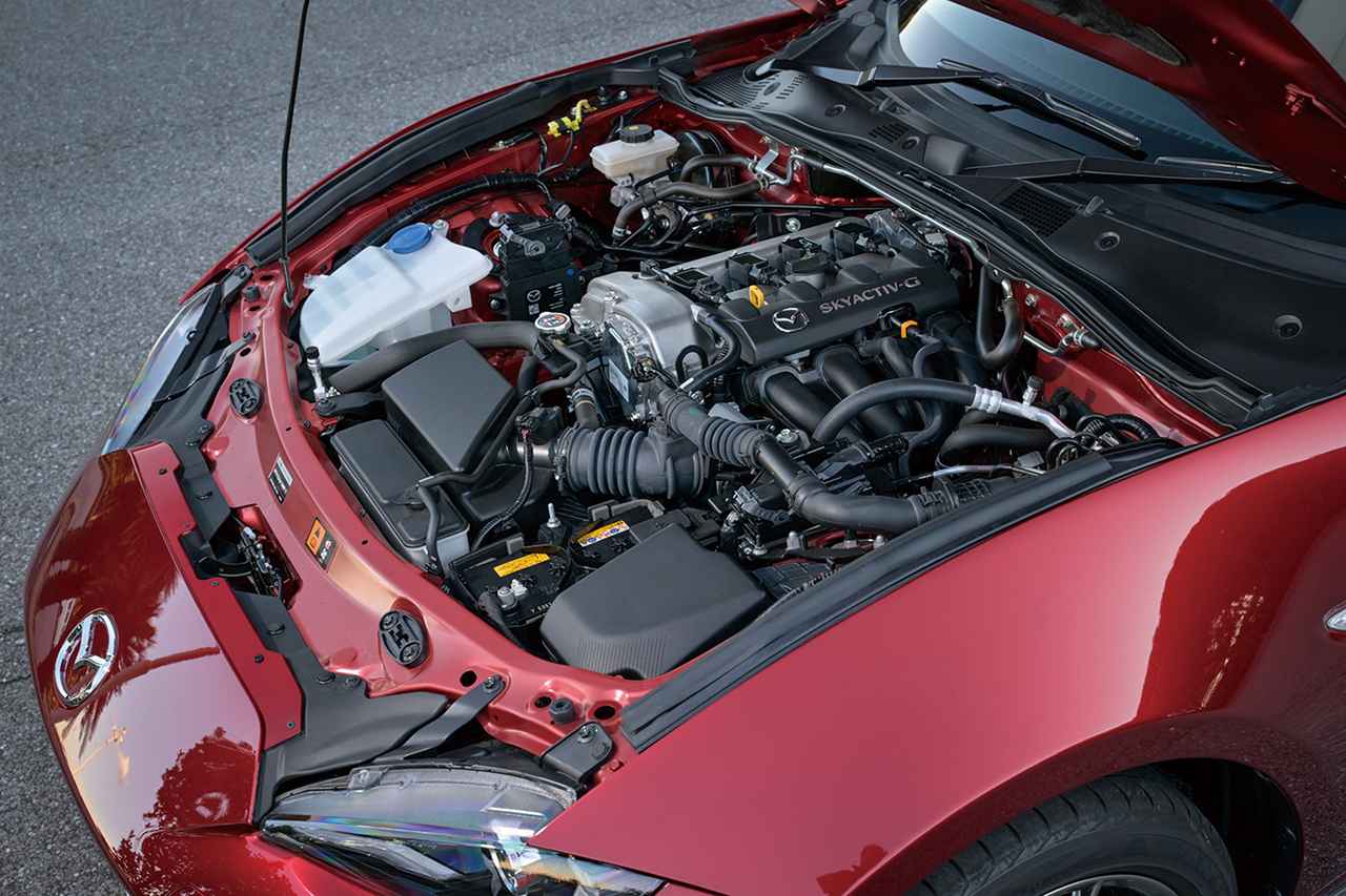 画像: 直4エンジンは前輪の中心よりも後方に縦に搭載。これも前後重量配分50：50を実現するための工夫だ。