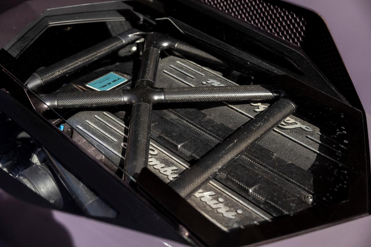 画像: 6.2LのV12 DOHCエンジン。鋼管スペースフレームに補強として貼り付けられたCFRPが剛性を確保。ハイパワーを支える。