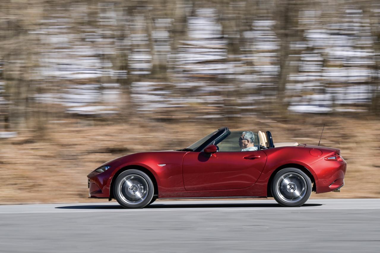 画像: 現行のND型になり、ボディスタイルはいっそうロングノーズ＆ショートデッキとなった。着座位置は後輪の直前となる。これにより、ドライバーの身体を中心にクルマが方向を変える特有の旋回感を味わえる。