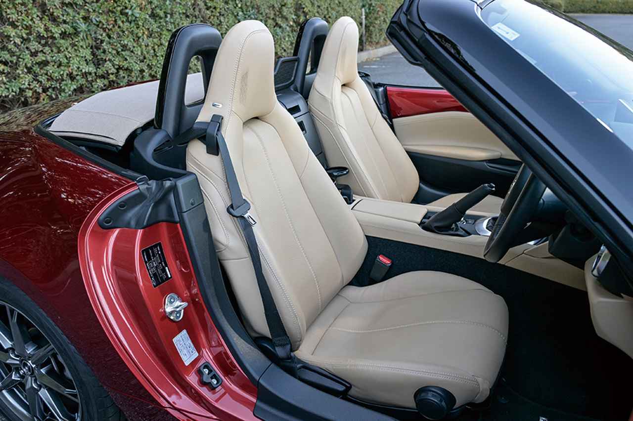画像: Sレザーパッケージ Vセレクションにはシートヒーター付きのナッパレザーシート（スポーツタン）が標準装備となる。