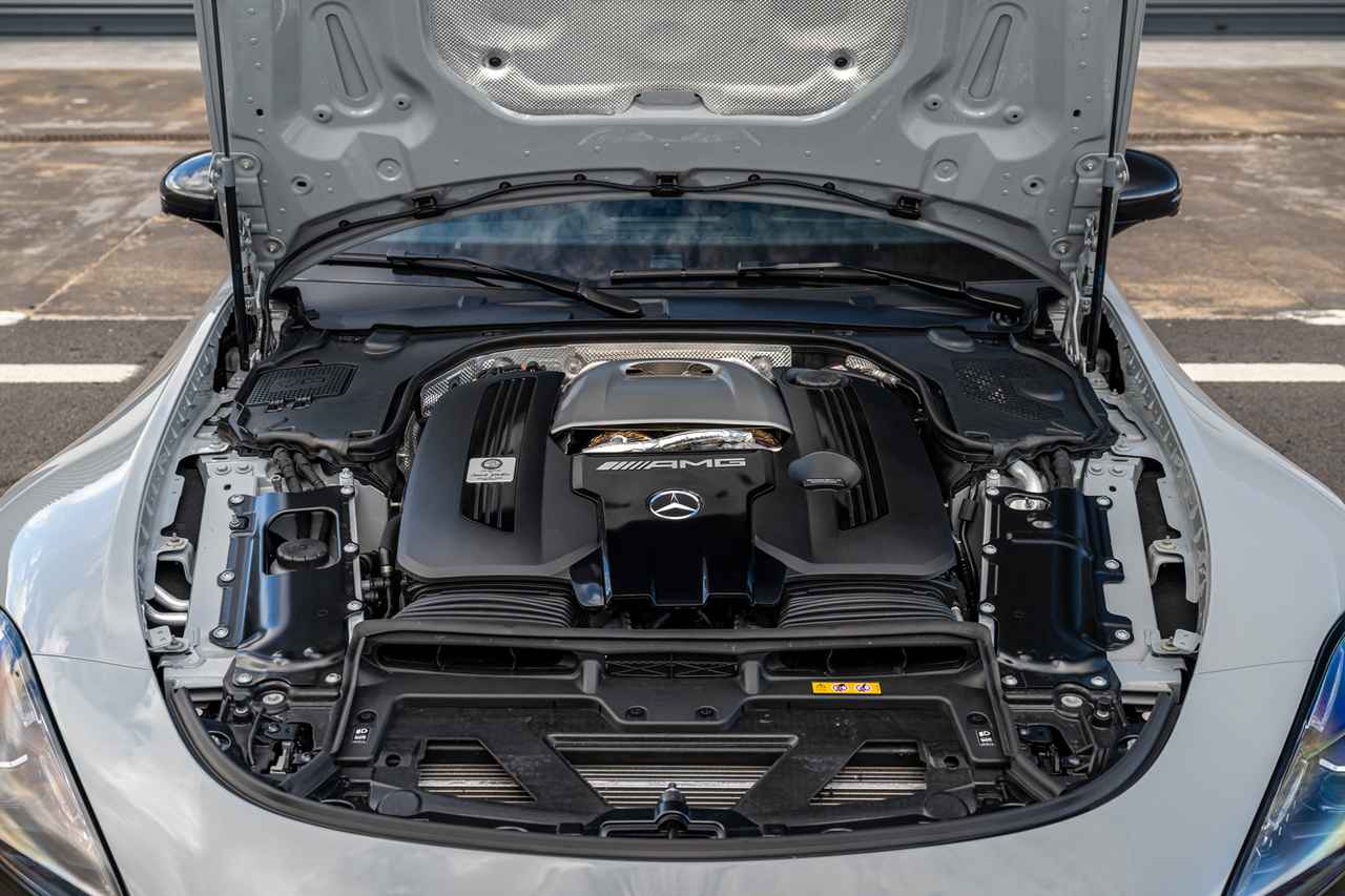 画像: 4L V8ツインターボエンジンは、標準モデルの最高出力585ps、最大トルク800Nmから27ps／50Nm引き上げられている。