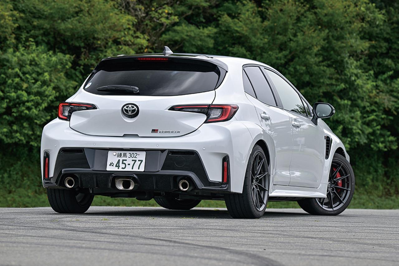 画像: 3本出し排気口の中央には排気バルブを備え、エンジン高回転時にはこれを開放して排圧を低めることで排気抵抗を抑える。これにより3気筒ながら300psを超える高出力化を実現。