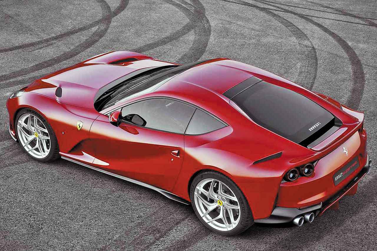 画像: エンジンはフロントミッドに搭載される。リアにはハッチゲートとラゲッジルームが設けられている。