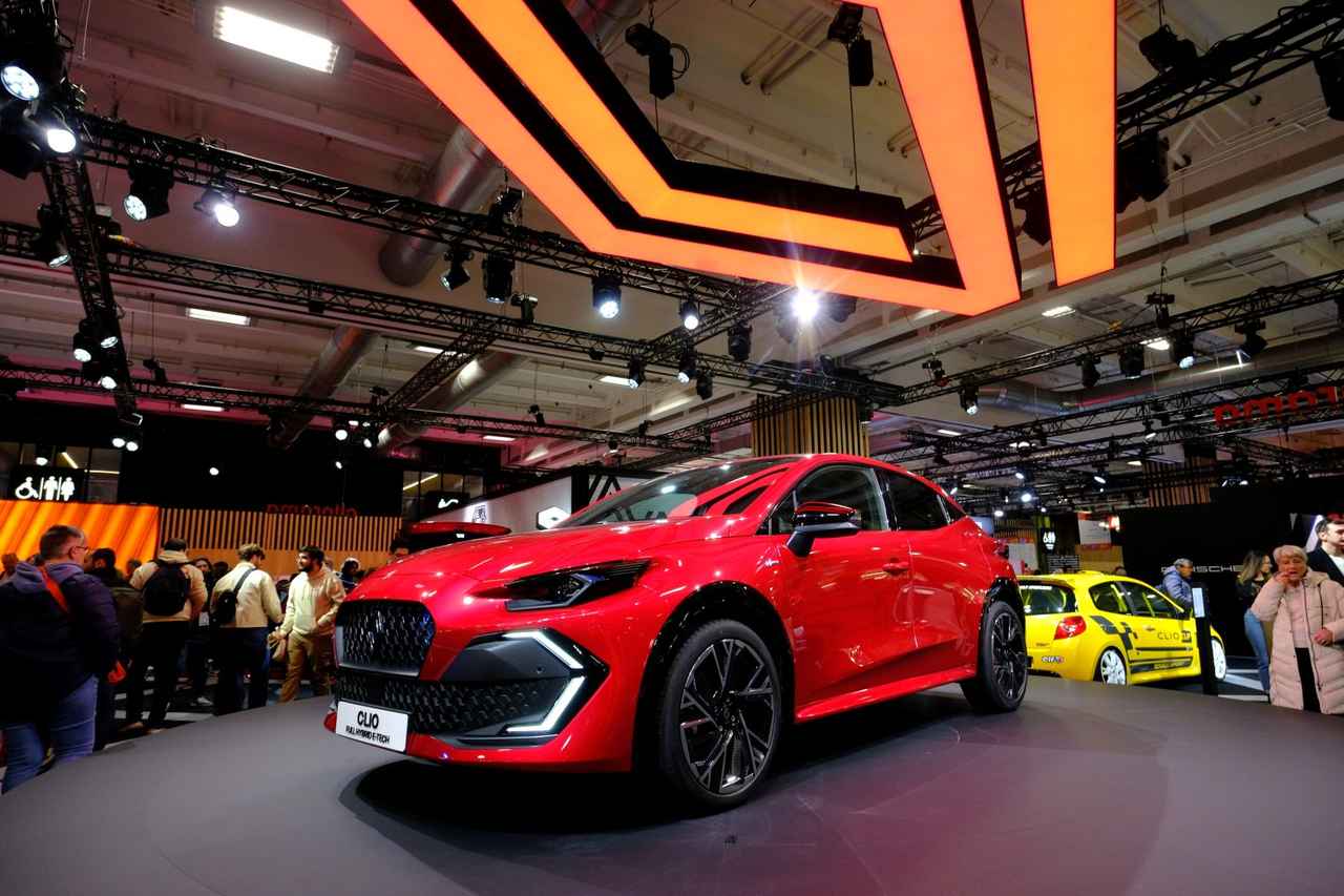画像: 新型クリオ フルハイブリッドE-Techが、「物語」の集大成としてブース中央に。160psを発生するフルハイブリッドシステムや、Googleを統合したOpenR Linkなど、最新のルノーのテクノロジーがふんだんに盛り込まれている。