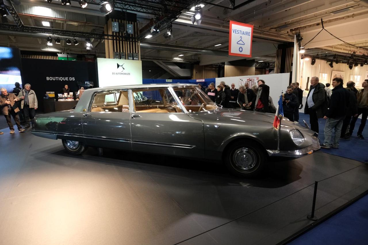 画像: 1968年型 「Presidential DS 21」の全長はなんと約6.5m！ホイールベースは3.78mに達していた。後席のスペースの広さは圧倒的で、エアコンはもちろんミニバーも装備していた。