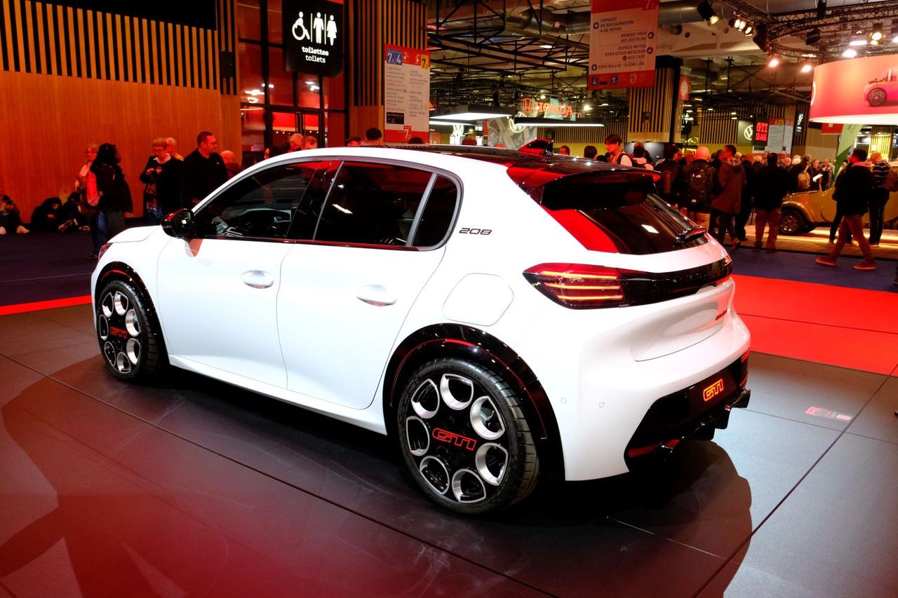 画像: シンプルなのにマッシブなフォルム。初代をオマージュしたホイールのデザインなど、細部にこだわりを見せる。