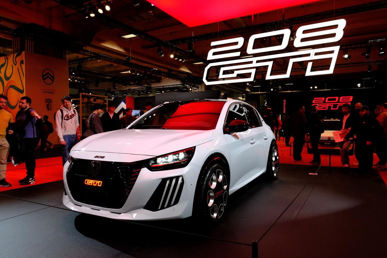 画像: 初代プジョー205 GTiを象徴する白いカラーで発表された。そこかしこに配された赤の差し色が、よりよく目立っている。