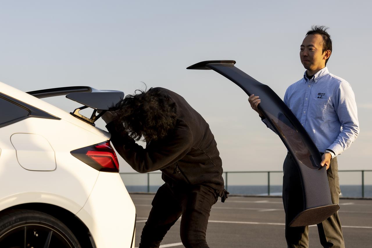 画像: 標準装着品とホンダアクセス製品を交換しているようす。