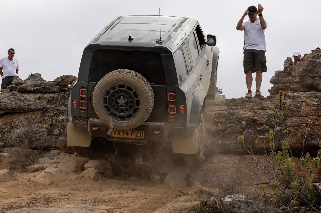 画像: ランドローバー ディフェンダーOCTA。