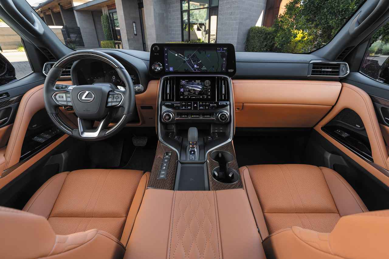 画像: Ultra Luxuryのインテリアは豪華な設え。大型モニターやシフトノブ形状など各部アップデートされている。