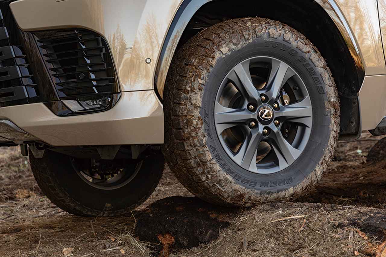 画像: OVER TARILにはLX初のオールテレーンタイヤを設定。LEXUSのフレーム車向けの専用開発品。