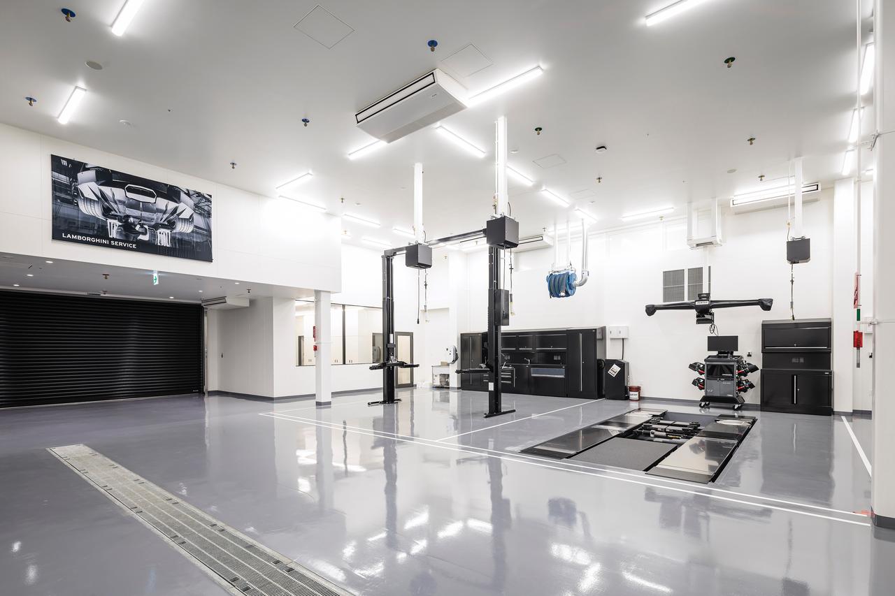 画像: 工具を収納するキャビネットは特注品。フロア内は異物やオイル漏れなどがわかりやすい明るい色調でまとめられる。