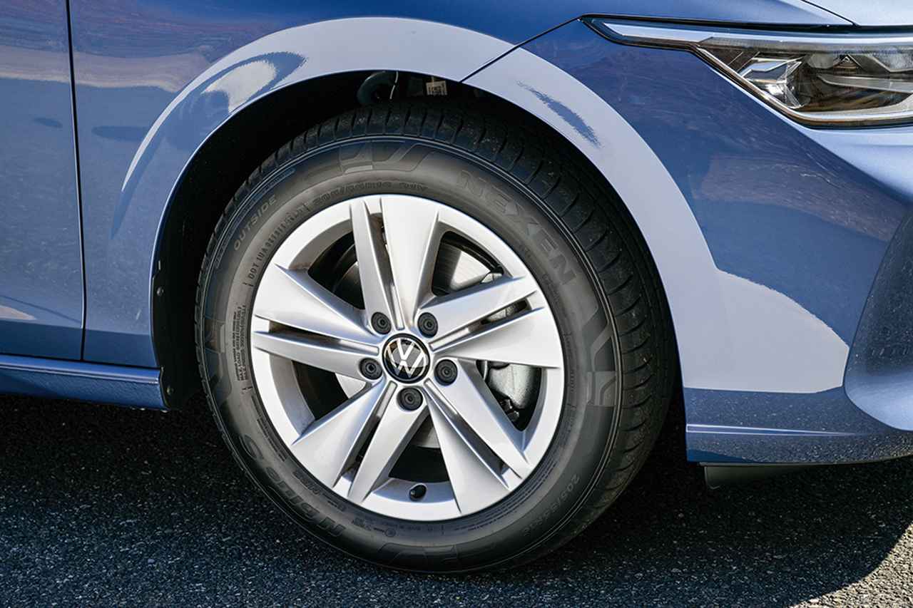 画像: ゴルフ eTSI アクティブが装着する17インチホイール。リアサスペンションはアクティブのみトーションビーム式となる。
