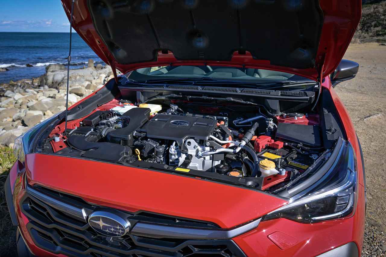 画像: パワートレーンは2.5L水平対向4気筒エンジンとモーターという組み合わせ。街中も軽快な走りで、バランスの良さが光る。