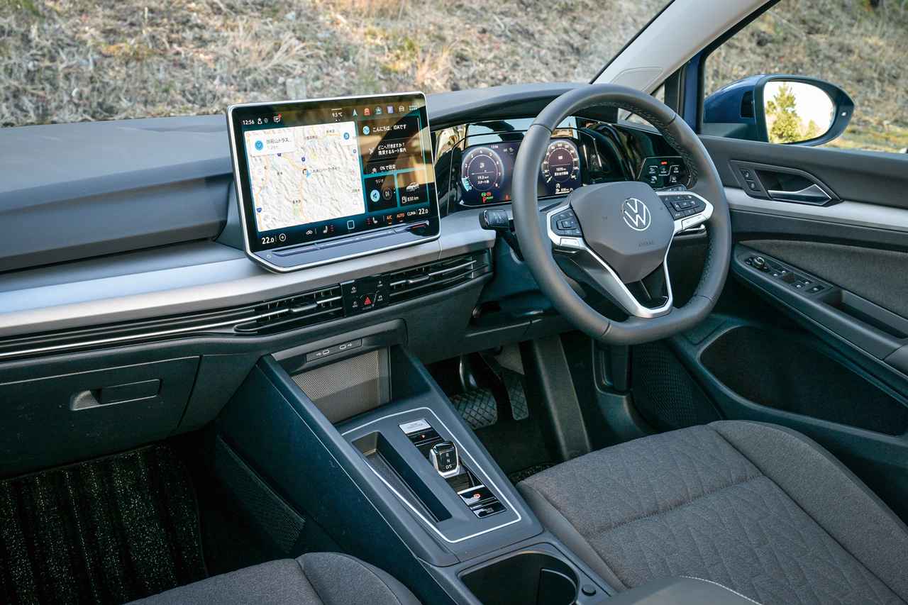 画像: ゴルフ eTSI アクティブ。12.9インチの大型センターディスプレイを採用した最新インフォテインメントシステムを搭載。音声操作の進化やエアコンの温度操作や音量調整を行うタッチスライダーにバックライトが追加されるなど、使い勝手も向上。