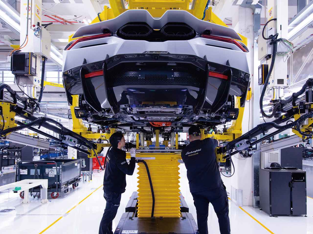 画像: ランボルギーニV12が生まれる新しいライン。サンタアガタボロネーゼで車両価格の理由を垣間見る - Webモーターマガジン