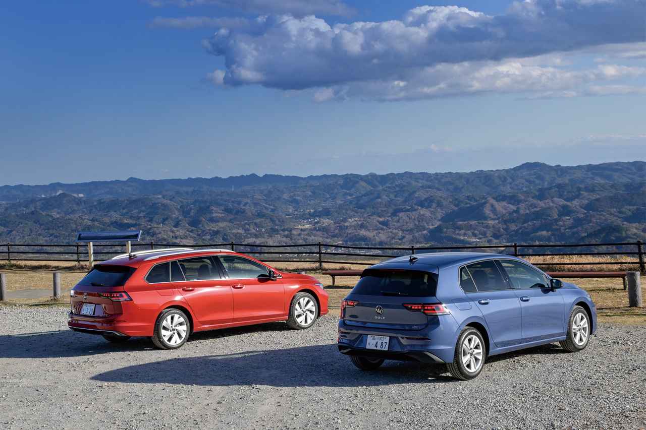 画像: 50周年に相応しい貫禄ぶりを見せた今回の試乗車、フォルクスワーゲン ゴルフ eTSI アクティブ（右）とゴルフ ヴァリアント eTSI スタイル。