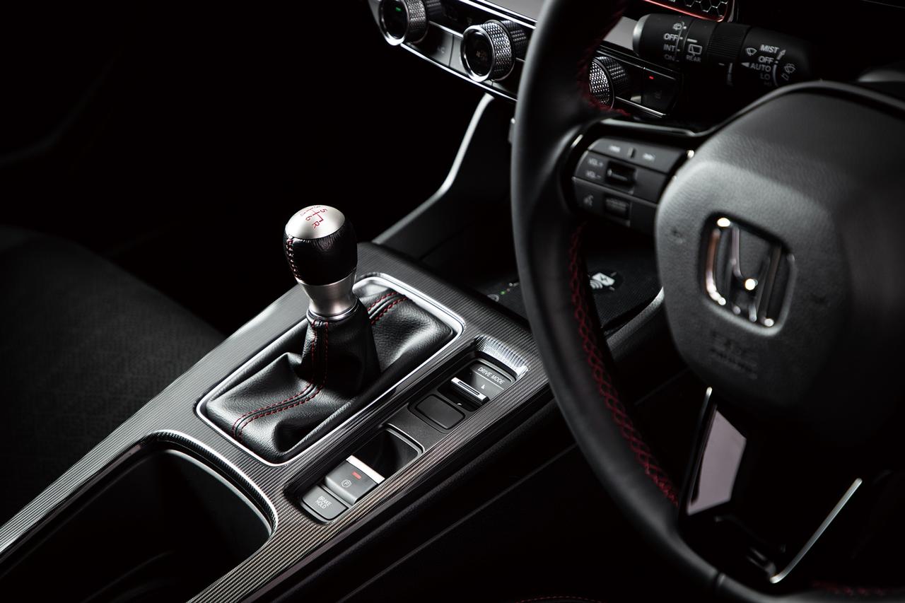 画像: ホンダ シビック RS。シフトレバーを入れたギア段数に合わせて、エンジン回転数を自動で制御してくれるレブマッチシステムは、運転のイージーさを最大限に引き上げてくれる。もちろん機能をオフにできるので、シビックRSらしい操縦の愉しさを味わうこともできる。