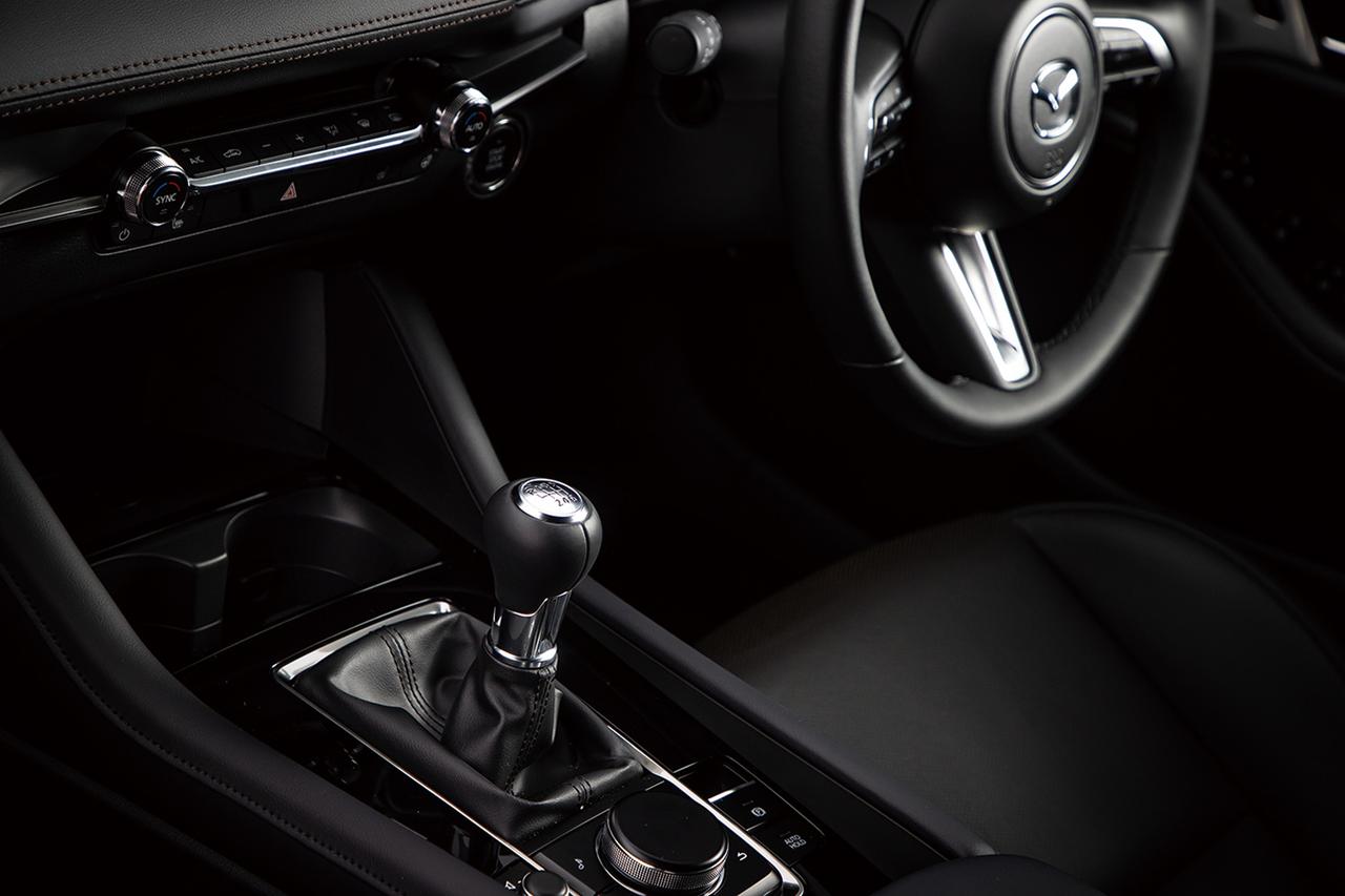 画像: マツダ3 ファストバック Xツーリング。前後左右のストロークを確保してあるのでシフトミスすることなく、またレバーを見ればどこに入っているかもわかる。