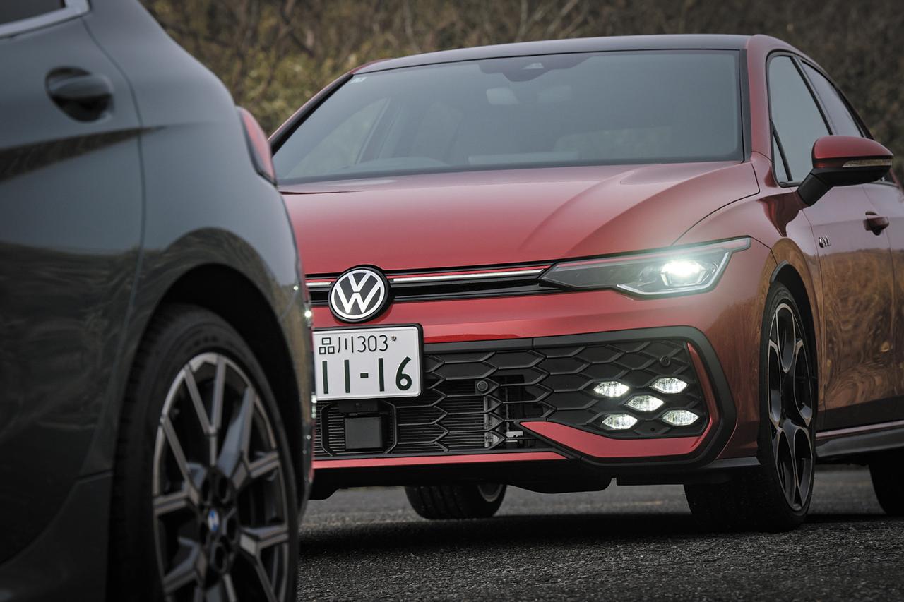 画像: ゴルフ8のGTIは、ひと目でそれとわかるX字型のフォグライトが特徴。またその周りを囲む大型フロントスポイラーや大開口のハニカムグリルが存在感を高めている。