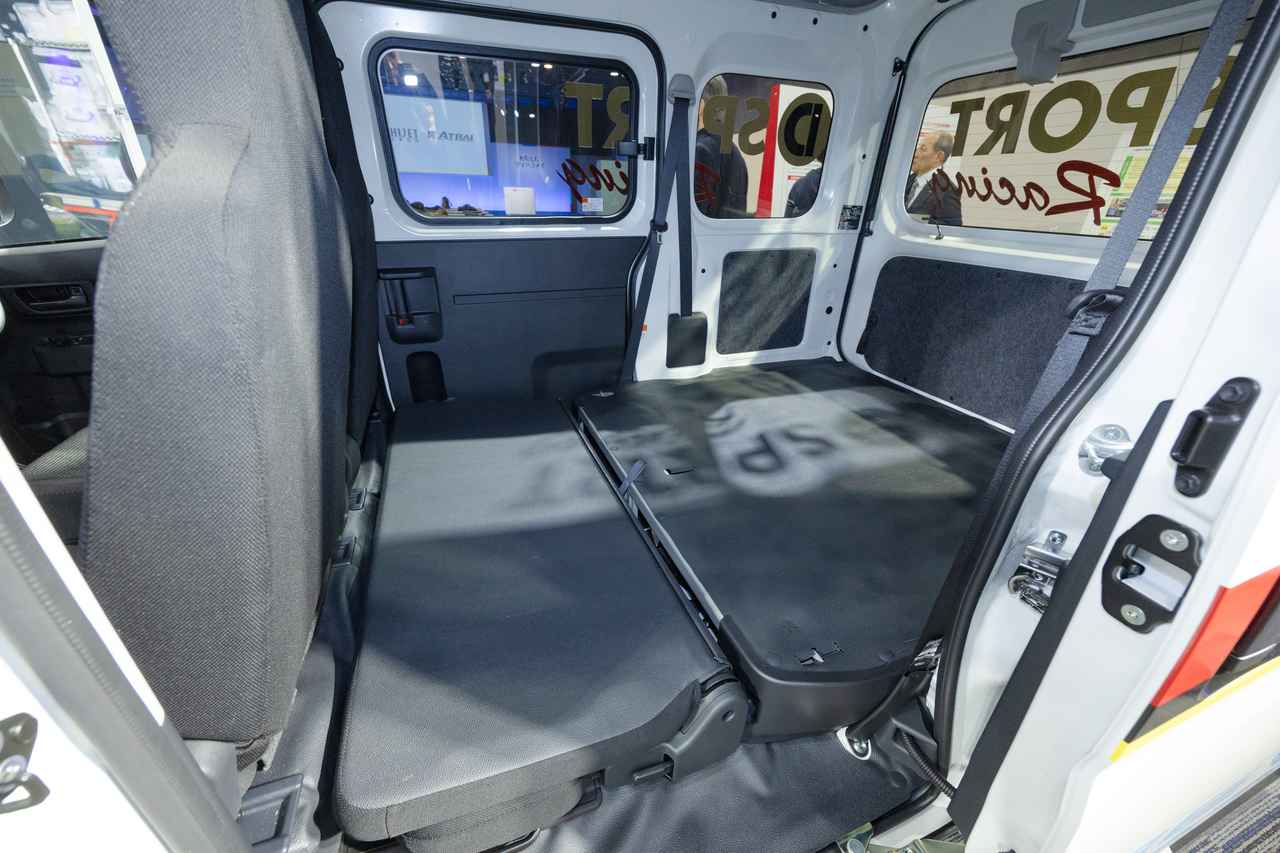 画像: 後席を倒すと荷室はフルフラットになる。