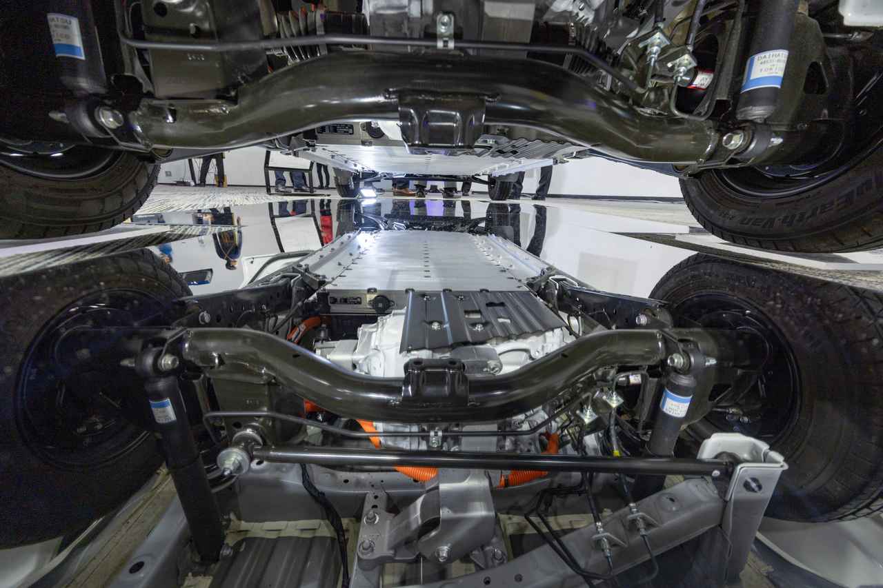 画像: モーター、インバーター、減速機を一体化した「e Axle（イーアクスル）」を後輪軸上に搭載。また床下に大容量バッテリーが配置されている。