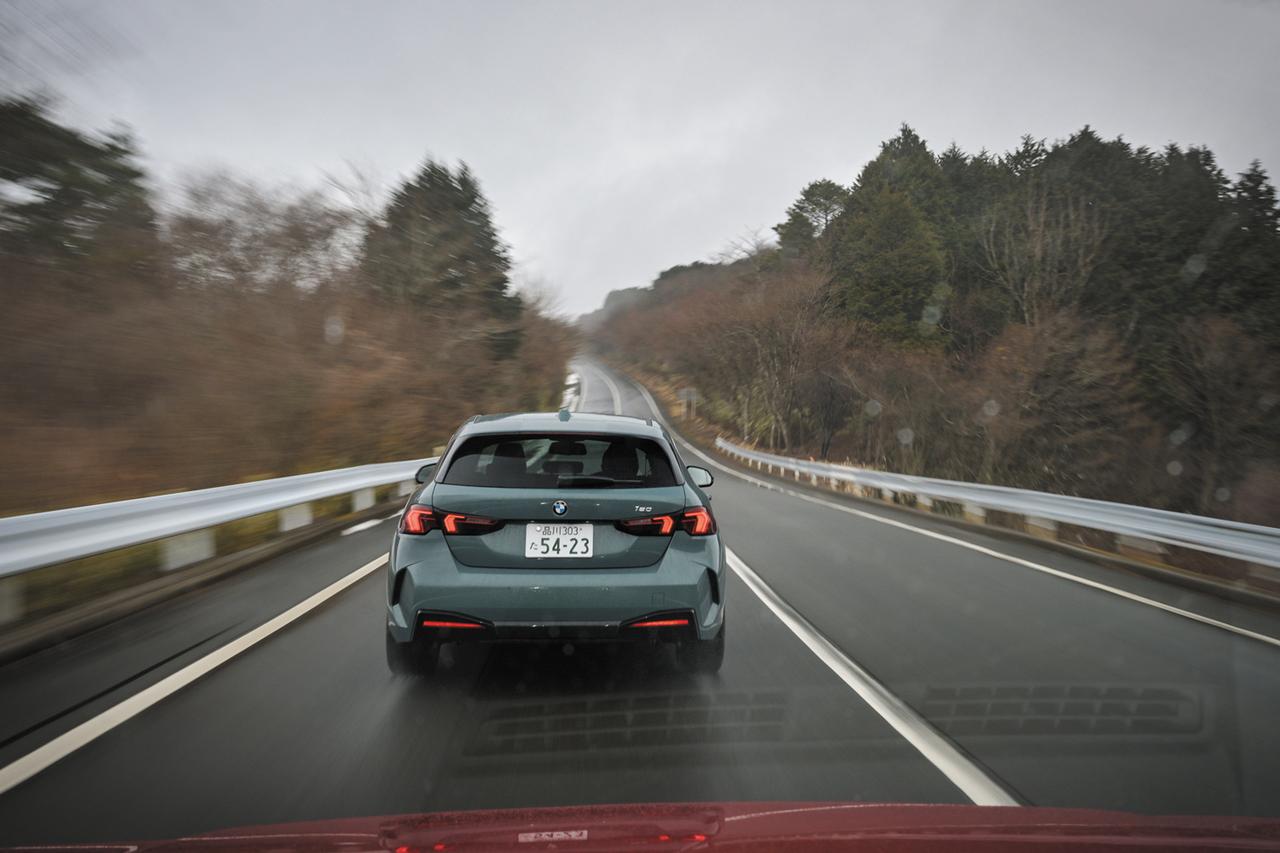 画像: 4世代目となる新型1シリーズの車両コードはF70。X1や2シリーズアクティブツアラーのようにUコードを名乗らないのは、こちらは先代1シリーズ(F40)のプラットフォーム「UKL2」を継承するため。だがデザインからパワートレーン、インフォテインメントに至るまでほぼすべてが刷新されており、その乗り味もまたまったく新しい価値を提供するニューモデル。