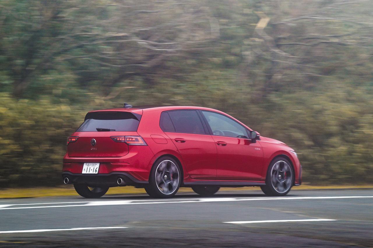 画像: 最新型(通称:8.5)のGTIはフロントライトの形状が変更されたことにより精悍な印象を増したため、これまで以上にスポーティな雰囲気が強くなった。やはりGTIはゴルフにとって特別な存在なのだ。